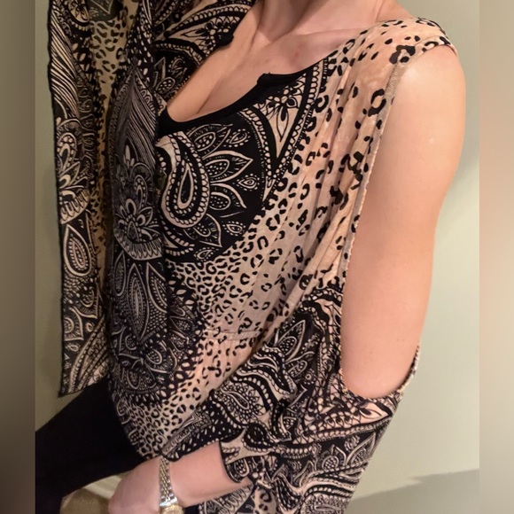 Bebe Cold shoulder flowy blouse - Picture 3 of 15